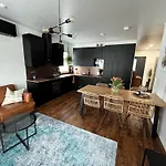 Lägenhet Modern & Stylish 2br With Sauna, Terrace And Free Private Parking