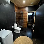 Modern & Stylish 2br With Sauna, Terrace And Free Private Parking Lägenhet *