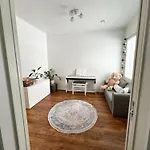 Modern & Stylish 2br With Sauna, Terrace And Free Private Parking Lägenhet