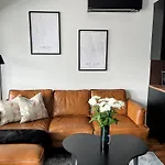 Modern & Stylish 2br With Sauna, Terrace And Free Private Parking Lägenhet