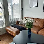 Modern & Stylish 2br With Sauna, Terrace And Free Private Parking Lägenhet
