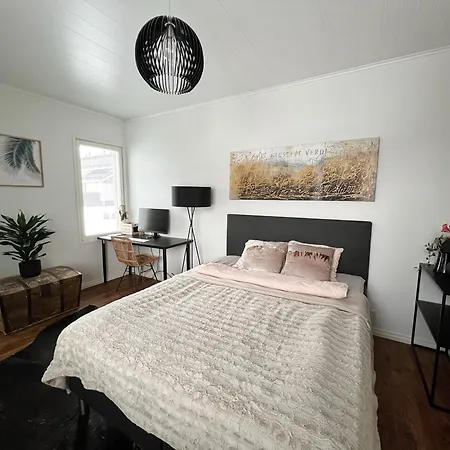 Modern & Stylish 2br With Sauna, Terrace And Free Private Parking Apartmán