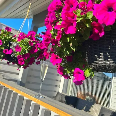 Apartmán Modern & Stylish 2br With Sauna, Terrace And Free Private Parking *